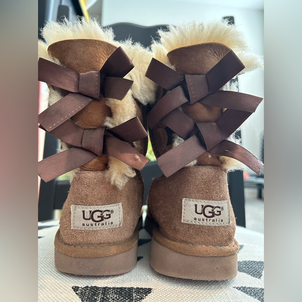 Girls Uggs Baily Bows Chestnut 2